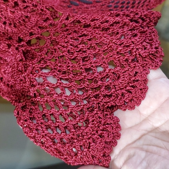 Quest-ce Que C'est burgandy wine red crochet medallion pattern layer sweater - Picture 3 of 5